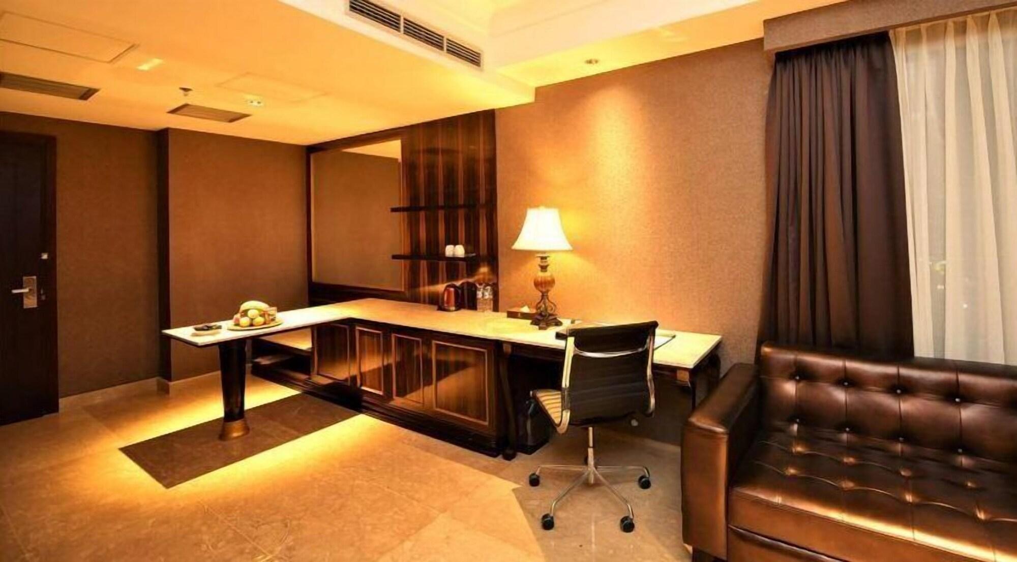 Myko Hotel & Convention Center Makassar Esterno foto