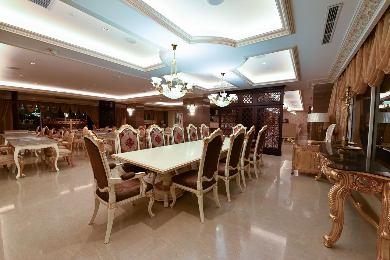 Myko Hotel & Convention Center Makassar Esterno foto