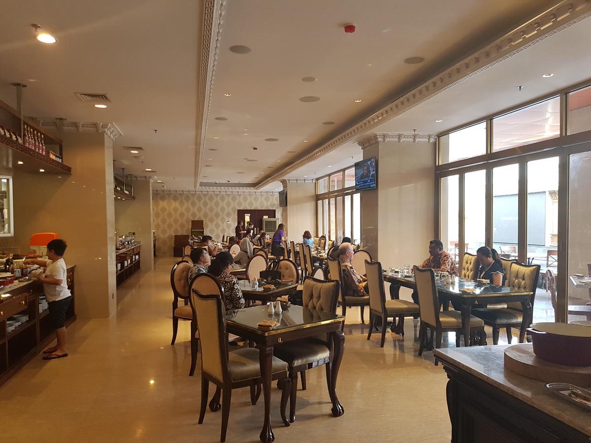 Myko Hotel & Convention Center Makassar Esterno foto