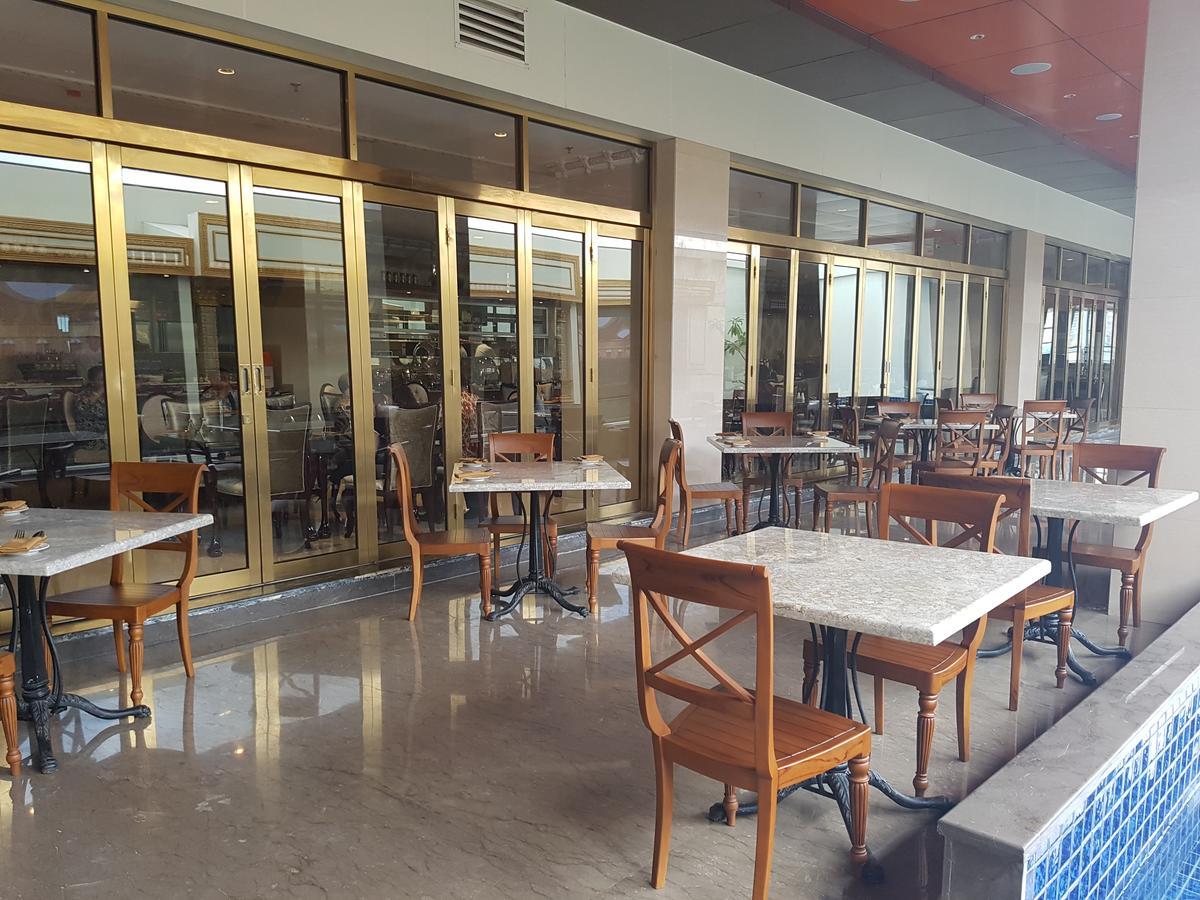 Myko Hotel & Convention Center Makassar Esterno foto