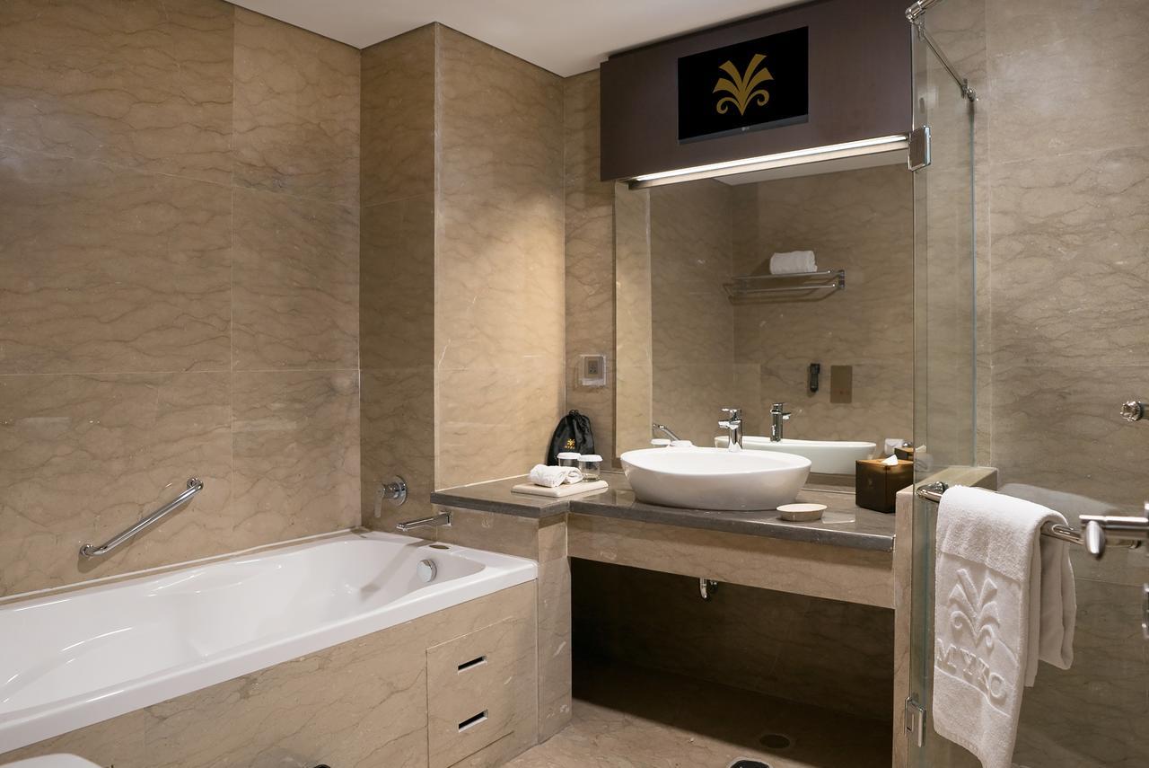 Myko Hotel & Convention Center Makassar Esterno foto